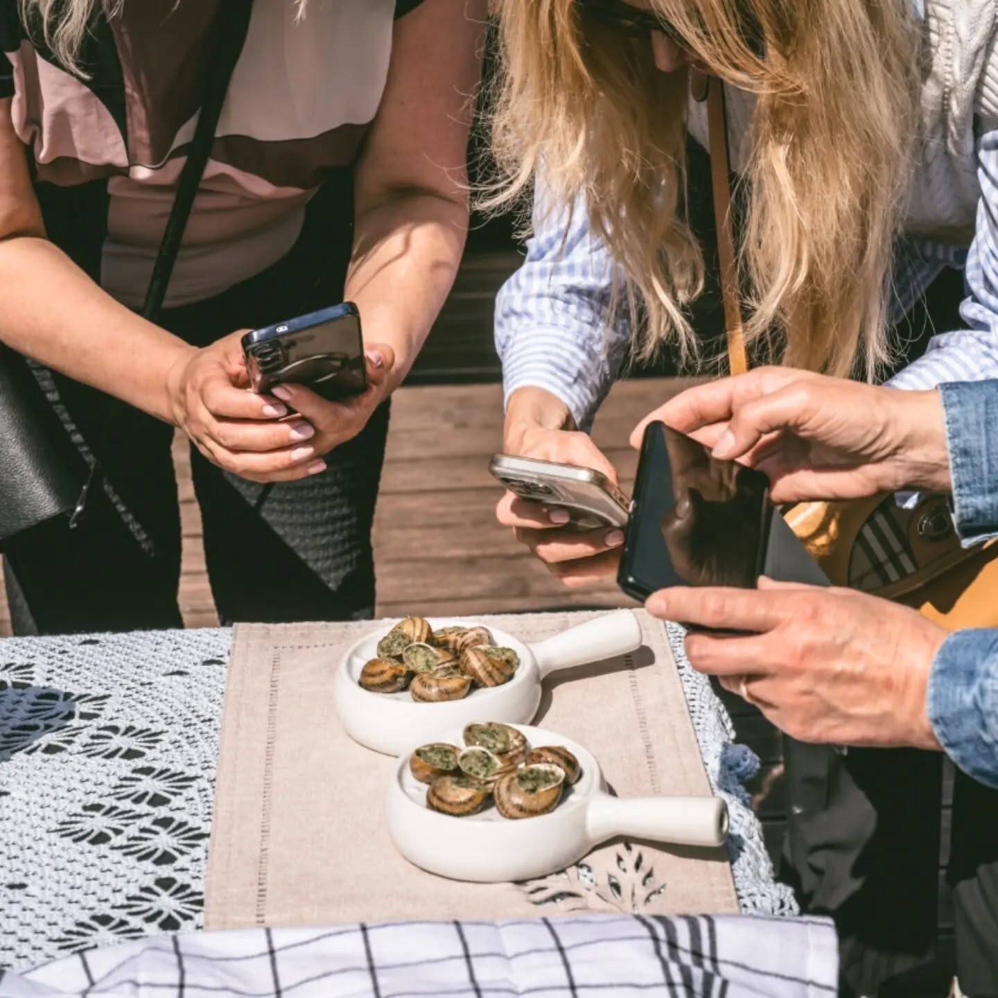 Avaleht Escargot külastajad pildistavad kaetud lauda