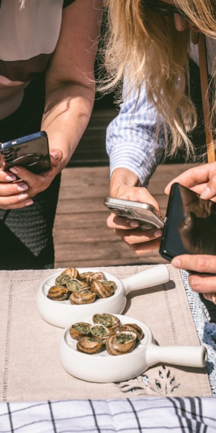 Veski Teod korraldavad külastuspäevi huvilistele. Pildil on külastajad pildistamaas escargot´ vaagnaid. Valmistame tellimise alusel escargot´