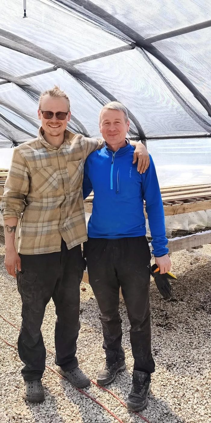 tigude kasvatamine on meeskonnatöö. pildil on isa ja poeg Karl Markus ja Ilmar Tamme.